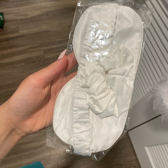 NEVER WORN, BRIDE PIJAMA SET WITH FEATHER - Picture 3 of 8